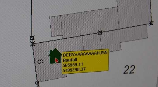 Bild mit schwarzen Linien und grauen Grundstücken, neben dem Haus steht das Wort Baufall