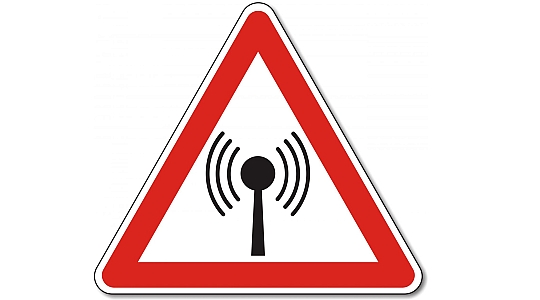 Dreieckiges Verkehrsschildes mit Gefahrenzeichen als Hinweis für Störung